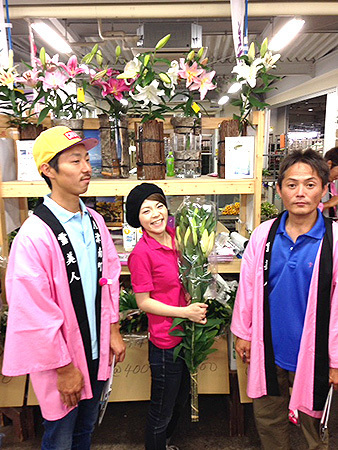 世田谷市場で開催の「雪美人フェア」にリリーエンジェルが参加しました。